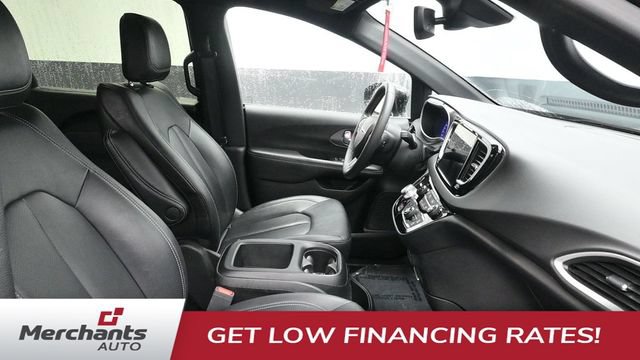 Used 2025 Chrysler Pacifica Select FWD image 15