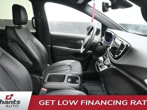 Used 2025 Chrysler Pacifica Select FWD image 15