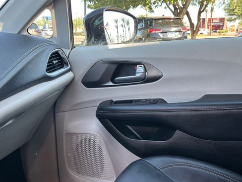 Used 2024 Chrysler Pacifica Limited FWD image 20