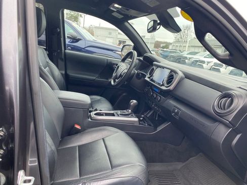 Used 2022 Toyota Tacoma TRD Off-Road image 17
