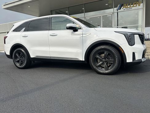 Used 2025 Kia Sorento LX FWD image 1