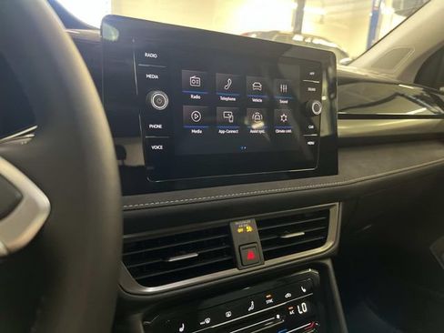 New 2026 Volkswagen Taos SE FWD image 19