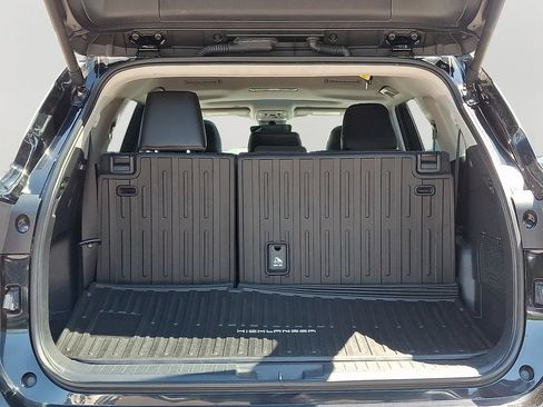 Used 2024 Toyota Highlander XLE AWD/4WD image 28