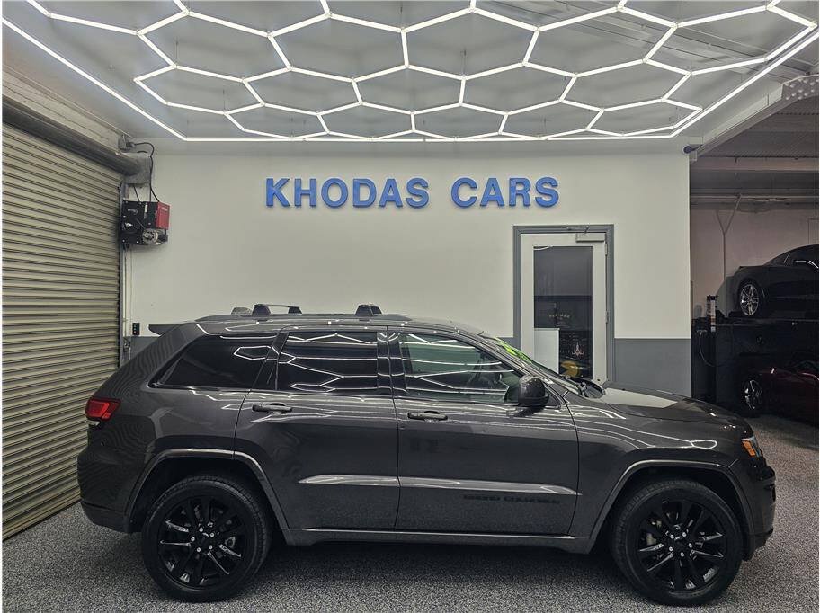 Used 2018 Jeep Grand Cherokee Altitude AWD/4WD image 5
