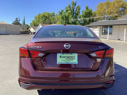 Used 2024 Nissan Altima 2.5 SV FWD image 8