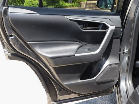 Used 2021 Toyota RAV4 LE w/ Carpet Mat Package (TMS) AWD/4WD image 32