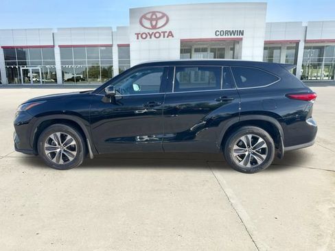 Used 2022 Toyota Highlander XLE AWD/4WD image 2