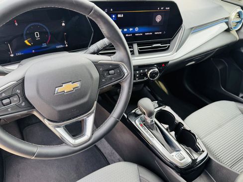 Used 2025 Chevrolet Trax LT w/ LT Convenience Package image 11