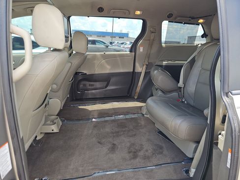 Used 2017 Toyota Sienna XLE w/ XLE Navigation Package FWD image 14