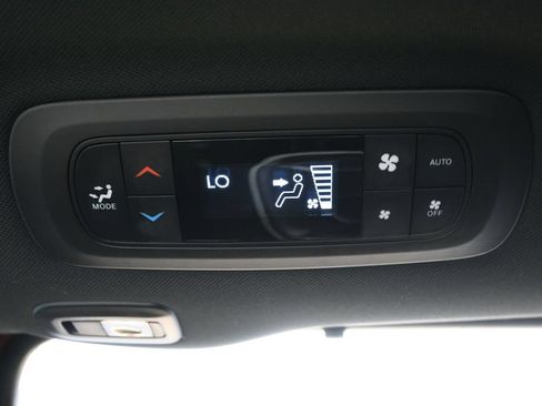 Used 2025 Chrysler Pacifica Limited FWD image 32