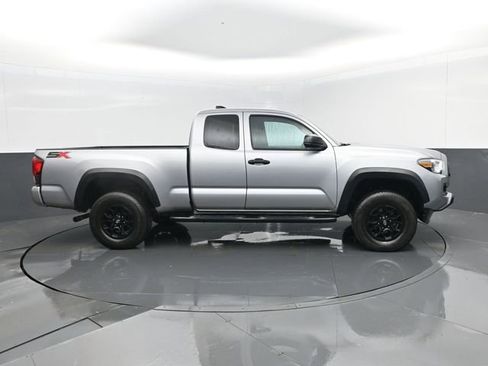 Used 2020 Toyota Tacoma SR w/ SX Package image 4