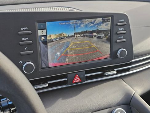 Used 2025 Hyundai Elantra SE image 21