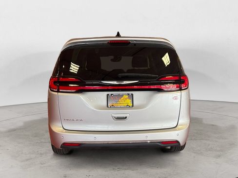 Used 2024 Chrysler Pacifica Touring-L FWD image 4