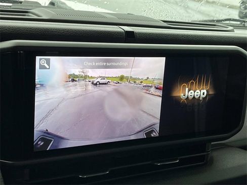 Used 2025 Jeep Gladiator Sport image 30