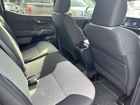 Used 2022 Toyota Tacoma TRD Off-Road image 18
