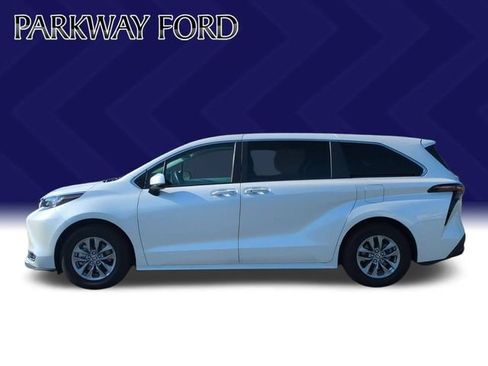 Used 2023 Toyota Sienna XLE FWD image 2