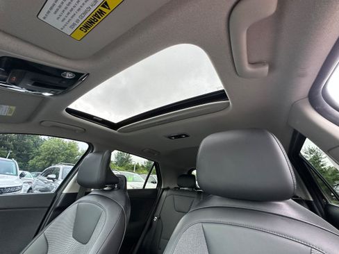 Used 2024 Kia Niro EX Touring FWD image 31