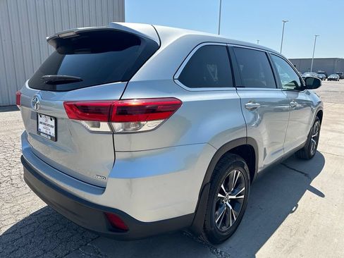 Used 2019 Toyota Highlander LE AWD/4WD image 5