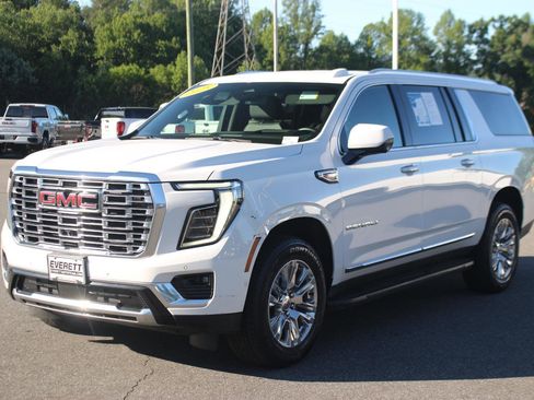 Used 2025 GMC Yukon XL Denali AWD/4WD image 3