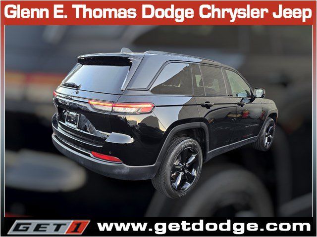 Used 2023 Jeep Grand Cherokee Altitude AWD/4WD image 7