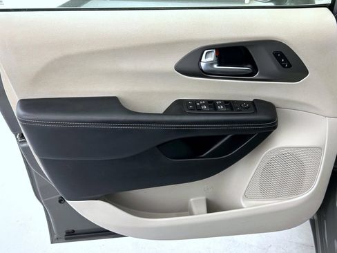Certified 2022 Chrysler Pacifica Touring-L FWD image 9