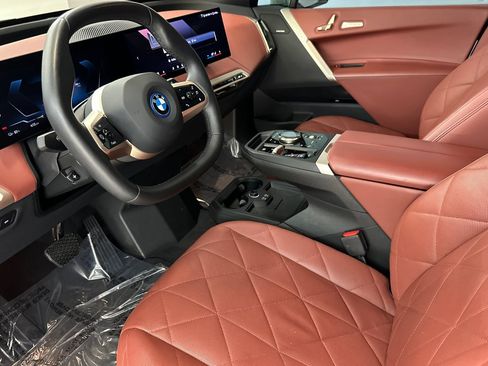 Used 2024 BMW iX xDrive50 w/ Sport Package AWD/4WD image 4