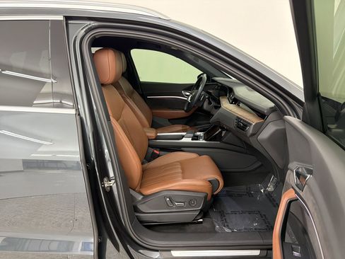Used 2019 Audi e-tron Prestige w/ Prestige Package AWD/4WD image 29