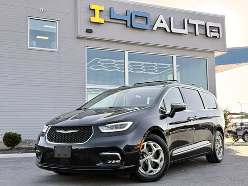 Used 2022 Chrysler Pacifica Limited FWD image 1