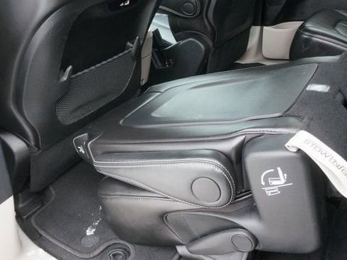 Used 2024 Chrysler Pacifica Touring-L image 40