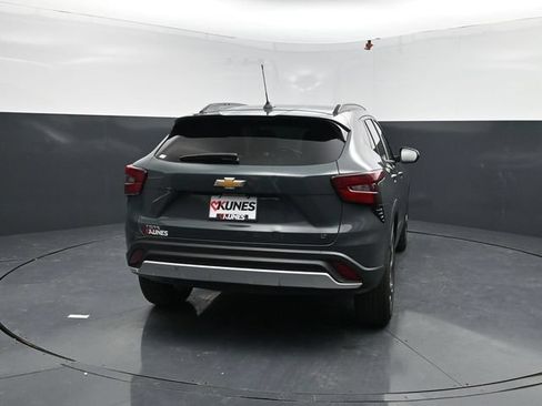 Used 2025 Chevrolet Trax LT FWD image 8