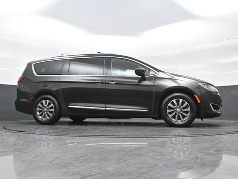 Used 2019 Chrysler Pacifica Touring-L Plus image 33