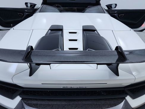 Used 2019 Lamborghini Huracan Performante AWD/4WD image 38