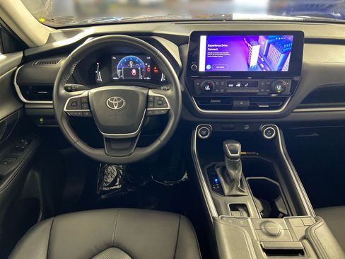 Used 2025 Toyota Grand Highlander AWD image 23