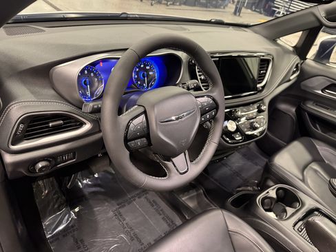 Used 2023 Chrysler Pacifica Touring-L w/ S Appearance Package image 16