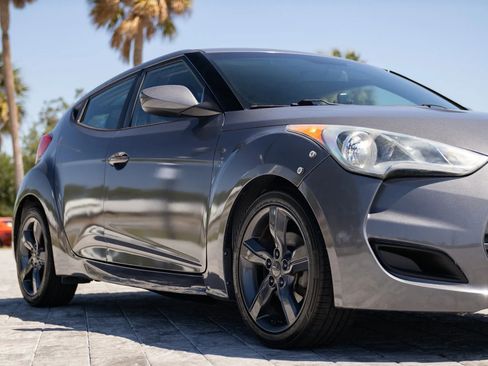 Used 2015 Hyundai Veloster FWD image 3
