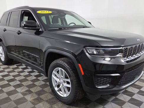 Used 2023 Jeep Grand Cherokee Laredo image 1