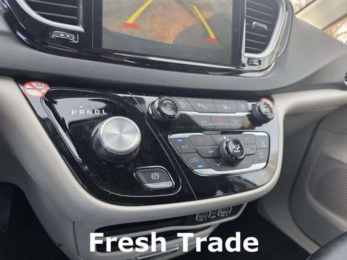 Used 2024 Chrysler Pacifica Touring-L image 16