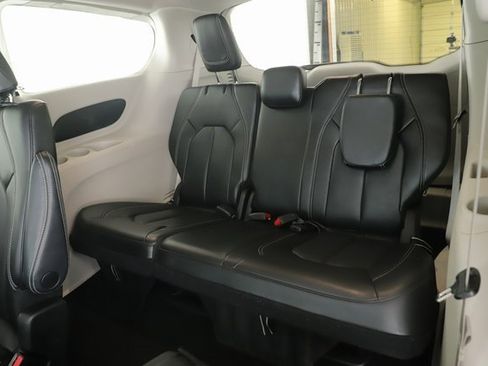 Used 2023 Chrysler Pacifica Touring-L image 28