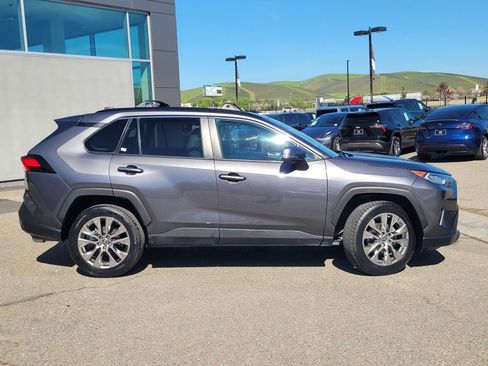 Used 2021 Toyota RAV4 XLE Premium image 3