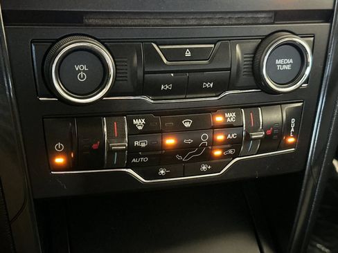 Used 2018 Ford Explorer XLT w/ Equipment Group 202A FWD image 21