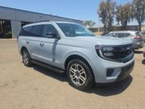 Used 2025 Ford Expedition Active AWD/4WD image 3