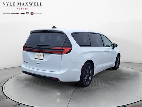 New 2026 Chrysler Pacifica Select image 15