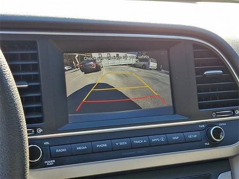 Used 2017 Hyundai Elantra SE image 23