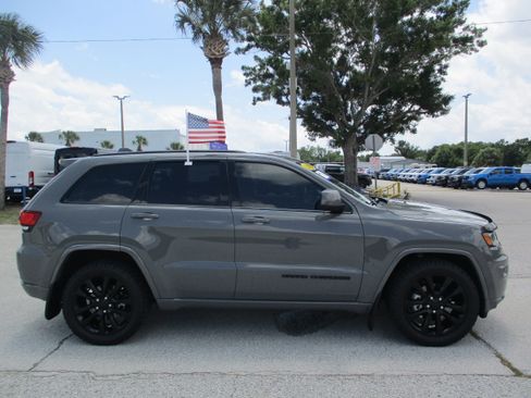 Used 2019 Jeep Grand Cherokee Altitude RWD image 8
