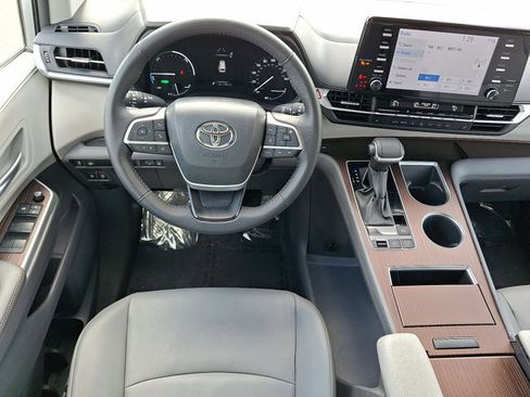 Used 2024 Toyota Sienna XLE image 22