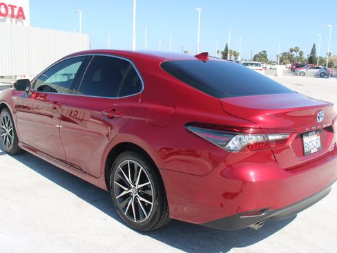 Certified 2021 Toyota Camry XLE FWD image 5