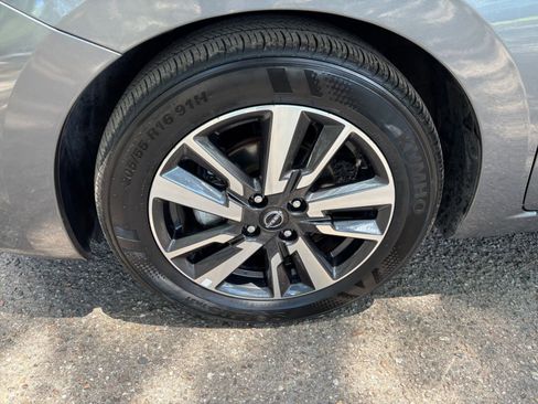 Used 2025 Nissan Versa SV FWD image 29