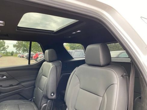 Used 2023 Chevrolet Traverse LT w/ LT Premium Package AWD/4WD image 15
