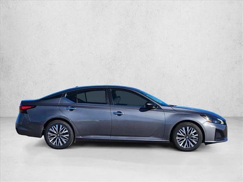 Used 2024 Nissan Altima 2.5 SV image 5