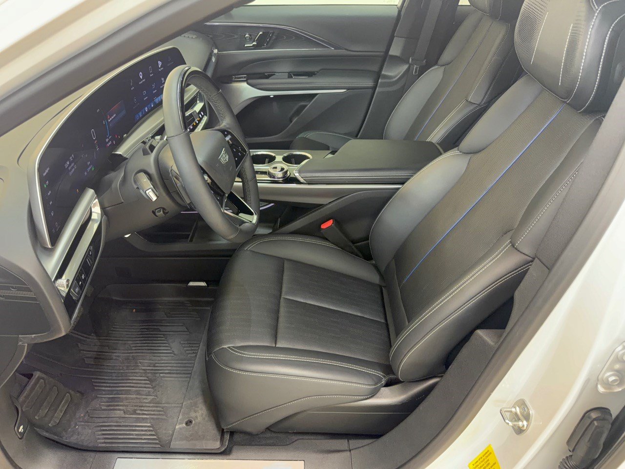 Used 2024 Cadillac Lyriq Luxury w/ LPO, Floor Liner Package RWD image 5